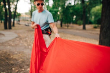 La un adăpost 4×6 m, ce compromis există între greutate (80 g/m²) și ușurința manipulării la montaj?