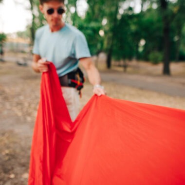 La un adăpost 4×6 m, ce compromis există între greutate (80 g/m²) și ușurința manipulării la montaj?